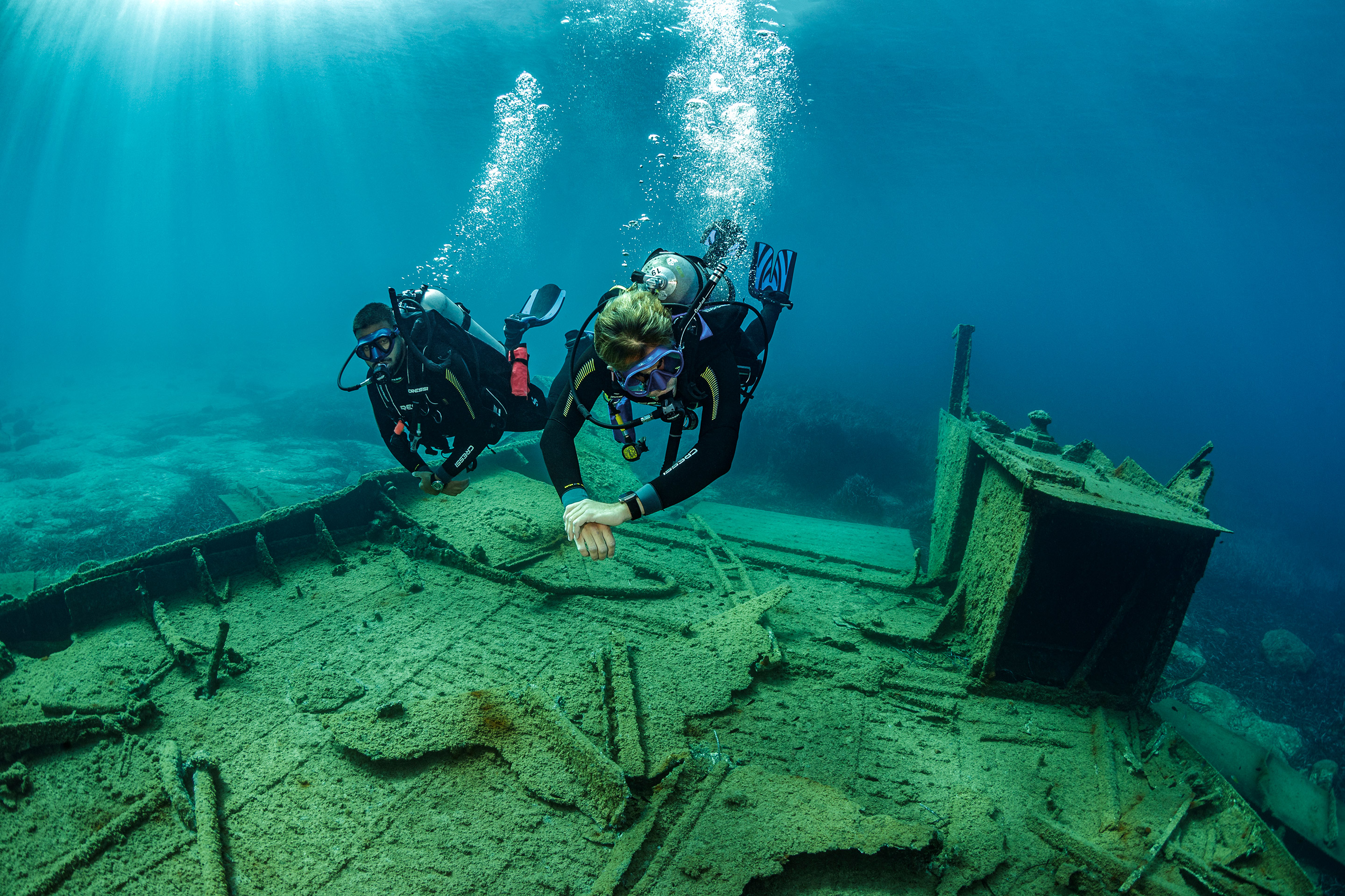 2 Divers on wreck